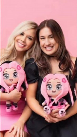 Mackenzie Turner 💗and leal Hanson 🖤the besties 🖤💗