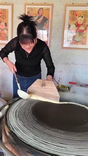 The technique of making thin pitas with great skill is excellent