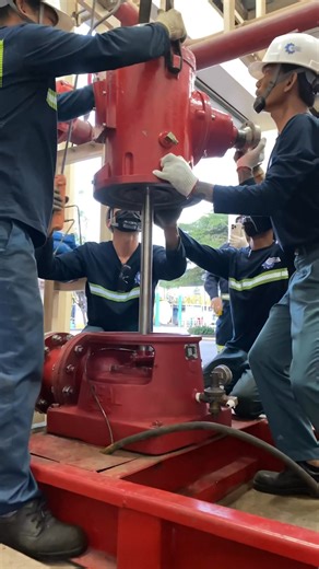 Right Angle Gear Fire Pump คือเครื่องสูบน้ำดับเพลิงที่ใช้ชุดเกียร์เปลี่ยนทิศทางกำลัง 90 องศา การติดตั้งและดูแลรักษาต้องเป็นไปตามมาตรฐาน NFPA 20 และการตรวจสอบบำรุงรักษาตาม NFPA 25 เพื่อให้ระบบพร้อมใช้งานตลอดเวลา 🔧 การติดตั้ง ชุดเกียร์ต้องรองรับแรงบิดและกำลังของปั๊มตามผู้ผลิต จัดแนวเพลาให้ถูกต้อง ลดการสั่นและการสึกหรอ ยึดติดโครงสร้างและจุดเชื่อมต่อให้แข็งแรง มั่นคง ⚙️ วัสดุและการหล่อลื่น ใช้วัสดุที่แข็งแรง ทนความร้อนและการสึกหรอ ใช้น้ำมันหล่อลื่นตามชนิดและระยะเวลาที่ผู้ผลิตกำหนด 🌡 ระบบระบายความร