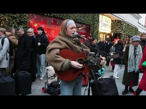 “Sarah Fitz Ignites Grafton Street with Her Soulful Busking ‘I’m On Fire’ 🔥🎤”
