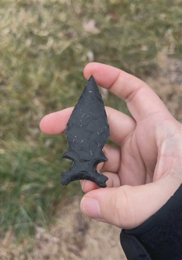 A barbed Dacite dart point. - Mac • #flintknapping #flintknapper flintknappers #stoneknapping #ancienttools mcleanlithics primitiveskills primitivecrafts neolithic paleolithic outdoors prehistory prehistoric bushcraft bushcraftskills survival survivalskills lithic stoneart stoneage stoneagetools organicartist earthskills projectilepoints experimentalarchaeology arrowhead archery instinctivearchery #obsidian Dacite