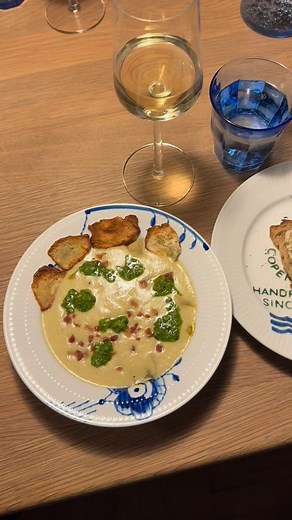 Havde fået en hel spand friske jordskokker leveret af Mille og Rasmus💪og det blev så til: Jordskok/porresuppe Jordskok chips i ovn med trøffelolie og trøffelsalt Smørdampede glaserede jordskokker (brændt smør, æbleeddike og sukker) Persilleolie med citron og hasselnødder Bacon i tern Ristet brød med hvidløgspesto og karse Irmas hindbærtærte, 38% creme fraiche med vaniliesukker, pistacienødder, hindbærbalsamico, basilikum og mynte | Anders Lisvad