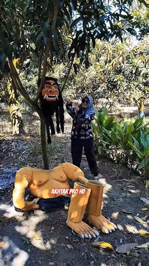 Nona Ukhti Memakai Kostum Buto