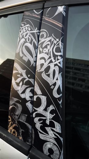 Наклейки на стойки авто ✅ Артикул WB 462146414 Каллиграфия Тигр арт. WB 446839937 Медведь с короной арт. WB 446872424 Смотрите и другие рисунки в карточке товара. Наклейки на стойки дверей авто – это стильное и практичное решение для вашего автомобиля. Изготовлены из прочной виниловой пленки с матовой ламинацией, которая обеспечивает долговечность и устойчивость к внешним воздействиям. Размер подходит для большинства моделей автомобилей. В комплекте 2 штуки, что позволяет оформить обе стороны. О