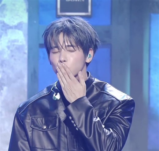 ショケの5人によるキスセレモニー💋( 口のストレッチニャンニャンズ❣️) #tomorrow_x_together #txt #투모로우바이투게더 #トゥバ #투바투 #beautifulstrangers