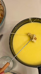 François-Régis Gaudry on Instagram: "❄️ MON TOUR DE MAIN HIVERNAL ❄️ Je déclare ouverte la saison de la fondue ! Connaissez-vous la fondue moitié-moitié ? On l’appelle aussi fondue suisse, où se mélangent deux fromages du pays. Sa texture est filante et crémeuse, son goût, pas qu’à moitié intense ! 🧀 @fromageriechataigner 🎥 ✂️ @marielle_gaudry #tourdemain #recette #hiver #fondue #moitimoitie #suisse"