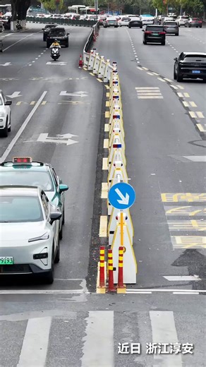 🇨🇳 | Un sistema de carriles reversibles en Zhejiang mueve barreras automáticas para agilizar el tráfico en horas punta.