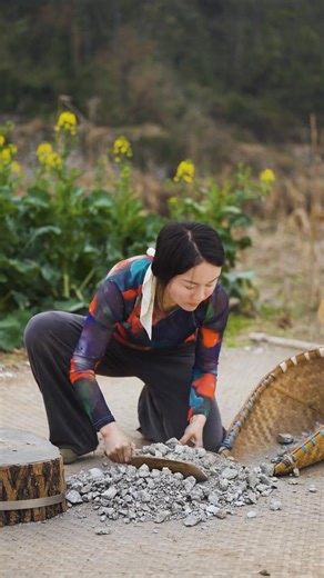 133K views · 4.2K reactions | 每一块原石都是自然的密语，循千年古法为径，凝匠人之心为炬，步步淬炼，终让石中真金绽露锋芒 | Using stone as raw material, ancient alchemy【谢大炮】 #谢大炮 #非遗 #乡村守护人 #炼金 #ChineseCulture | 谢大炮 | Facebook