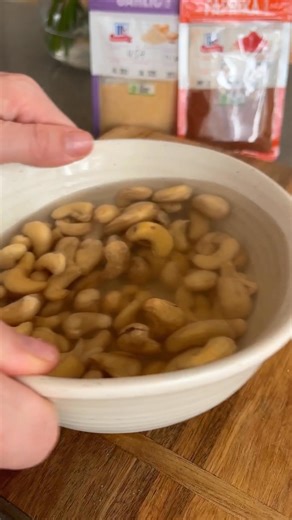 Vegan Nacho Cheese Sauce RECIPE: https://glow-diaries.com/vegan-nacho-cheese/ | Glow Diaries