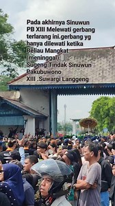 743 reactions · 46 shares | Pada akhirnya Sinuwun PB XIII Melewati gerbang terlarang ini.gerbang yg hanya dilewati ketika Beliau Mangkat (meninggal) yang mana semasa hidup merupakan pintu terlarang bagi Sinuwun PB XIII. Sugeng Tindak Sinuwun Pakubuwono XIII .Suwargi Langgeng | Ahmad Ari Wibowo | Facebook
