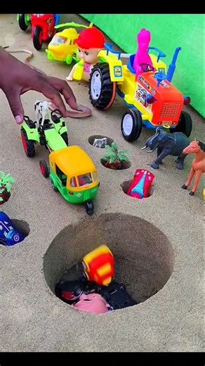 Truck 🚛 Pushing Tractor 💪 auto rickshaw car 😲 in pit ditch near hulk Thanos jcp animals #jcb #viral