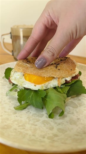 Breakfast sandwiches are back! Pero con upgrades: Serrano o pavo, burrata y arugula! 😮‍💨🤤 En nuestros beigols keto/gluten free de almendras Siempre disponibles de 7:00am-10:00am Disponibles en tienda y en pedidos ya! #comidasaludable #dashbakery #singluten #healthyeating #keto