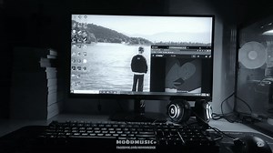 Có mấy hôm đi làm về cứ ngồi góc phòng suốt mấy tiếng đồng hồ , nghe nhạc rồi lại lướt Facebook , cảm giác không buồn cũng chẳng vui . Vì thứ mình cần thì không có , thứ mình không muốn thì cứ đến. Cảm xúc bị chi phối như vậy , chỉ biết ngồi đừ người ra trong sự vô vị ... Hoàng Thiên | Mood Music