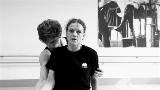 Ein Blick in die Proben zu "Nachtmerrie" von Marco Goecke für den Ballettabend NACHT/TRÄUME 😍 Der Ballettabend ist nächste Woche Donnerstag wieder im Schauspielhaus zu sehen! ✨ ✨ Mackenzie Brown, Henrik Erikson 📷 Roman Novitzky ________________________ #nightdreams #thestuttgartballet #marcogoecke | Das Stuttgarter Ballett