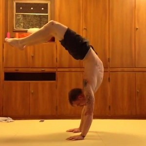 Gestern lief bei uns im Studio mal wieder eine kleine Movement Session. Unser Freund und Mitarbeiter bzw. Personal Trainer Kollege Chris ist beim Handstand offensichtlich schon fortgeschritten unterwegs. #Bewegungsfreiheit #StrongandFlexTV #Handstand #Movement | Strong and Flex TV