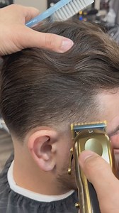 Unique guide free taper tutorial from Wahl educator @newstyle84 using his Gold Magic Clip and Gold Detailer Li 🤯. How many of you use a freehand technique like this? | Wahl Professional USA