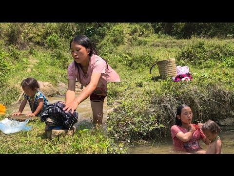 No electricity, no washing machine… Yet mother and daughter still have fun by the stream!