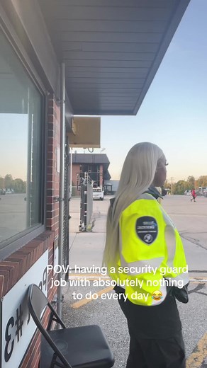 Lmfaoaoao i stg yall be so damn bored man 😂😂😭 #securityofficer #blondehair #prettygirls #fyp 💕