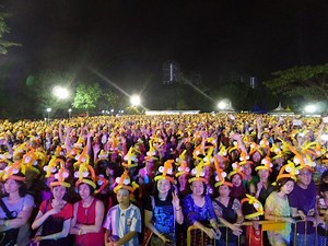Balloon Buffoonery: Singapore breaks world record for most people wearing balloon hats | Coconuts