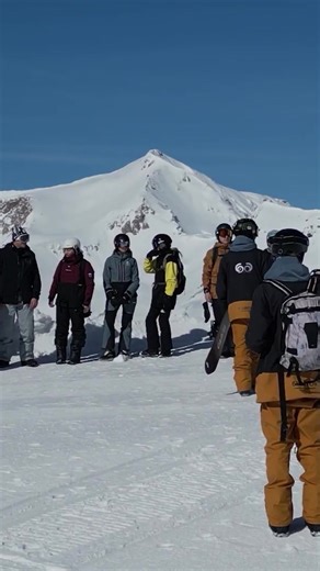 Snowboard a Livigno, zero sbatti, tutto organizzato, per otto giorni all'insegna del buon snow. Last Run, Good Times nasce per rendere l’esperienza in montagna più semplice e accessibile, senza rinunciare al divertimento. Meno stress, più tempo sulla tavola e un gruppo con cui condividere ogni run, troverai persone in linea con le tue capacità, sia che tu sia un principiante o un professionista. A fine giornata, aperitivo e ritiro in un magnifico residence, dotato di tutti i comfort, dove potrai