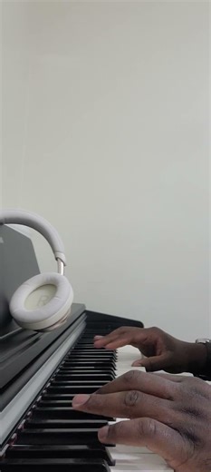 E major scale in contrary motion. #piano #pianoscales #music