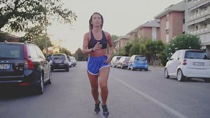 Frauenläufer trainieren draußen in der Stadt.: Stockvideos & Filmmaterial (100 % lizenzfrei) 1006764748 | Shutterstock