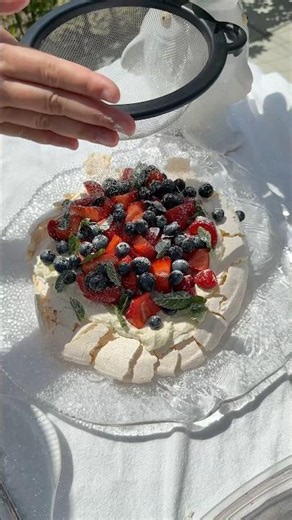 Klassisk Pavlova | med friske bær & mynte 🍓🍰🌿 #pavlova