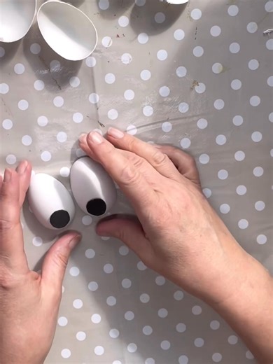 Puppet eyes from plastic eggs 😊 tutorial | Paella Puppets