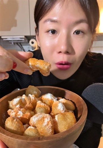 강릉 길감자(먹스나 버전) 감자 4개 물 100ml 타피오카전분 150g 소금 1/3T 후추 1/3T 식용유 제일 중요한건 전자레인지에 30초씩 돌리고 섞어주고 반복 제가 만든 농도까지 계속 돌려주시면 됩니다 그리고 냉장고에 잠시 식혀두시는걸 추천 튀길때 모양이 더 잡혀요 크기는 딱 손가락 한마디 정도 튀김온도는 170도 정도 사이즈가 너무 크거나 온도가 너무 높아도 뻥튀기처럼 터집니다 (알고 싶지 않았습니다) 저는 불닭찌질이라 매콤 칠리가루랑 어니언 섞었더니 순삭 🤣 만들고 치우고 다해서 두시간 걸렸습니다 굿👍 Gangneung “Gil Gamja” (Muk Sna version) 4 potatoes 100 ml water 150 g tapioca starch 1/3 tbsp salt 1/3 tbsp black pepper Cooking oil for frying The most important part: Microwave the mixture for 30 seconds, s