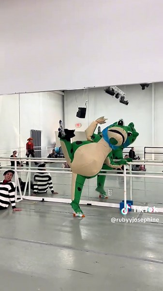 ballet class on Halloween😭😂 frog is @Madison Elizabeth Ca #balletclass #halloween #spookyballet