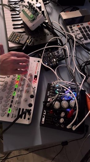 receiving alien transmissions during the friday night synth jam qubit stardust sonicware texturelab