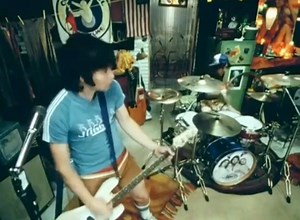 18- Enero-2002 📅 Hoy se cumplen 19 años del lanzamiento del video de FIRST DATE, en TRL de MTV. 🎸🤙🎶🛹 Se filmó durante unos días de descanso del Edgefest Tour de Canadá. Mark, Tom y Travis, estuvieron por 3 días en Burnaby, British Columbia, filmando el video, el cual fué dirigido por Emmit y Brendan Malloy (quienes también dirigieron "The Rock Show"). El video muestra a la banda (Spaulding, Boomer y Travis), manejando una Van Volkswagen en los suburbios de El Segundo, California en los años