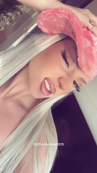 Videa uživatele ROXANA (@roxana.isma) s The Days - NOTION Remix - CHRYSTAL & NOTION