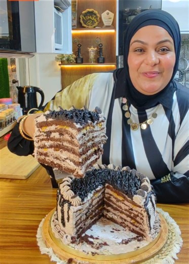 6.3M views · 131K reactions | هعذرك لو مصدقتنيش من غير بيض ولا فرن ولا حتي خلاط عملت تورته ٦ طبقات الأرض بأقل من ربع ثمنها #حصري على ال #فيس_بوك #تورته #حوريه_المطبخ #كيك #كاندي | حورية المطبخ huria kitchen | Facebook