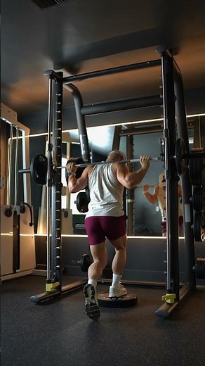 Smith Machine Deficit Curtsy Lunge