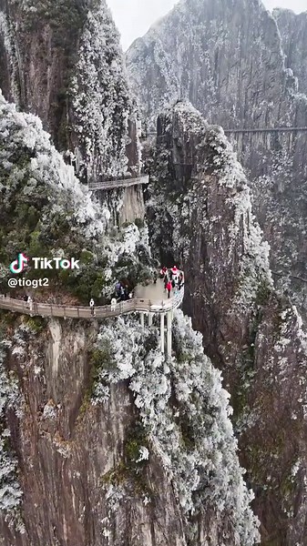Hold your breath and experience the depth of the Mangshan Cliff Sky Road!