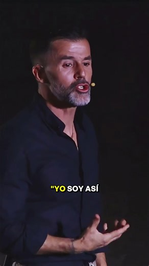 La personalidad con la que tanto te identificas no es lo que eres, es una estrategia temporal. Para sostenerla, has tenido que reprimir partes de ti que no encajaban con esa imagen: el error, la rabia, la fragilidad, el impulso. Eso es lo que Jung llamó la sombra. El problema no es tener sombra, el problema es negarla. Cuando no te permites fallar, una parte de ti se cansa de sostener la rigidez. Y entonces la vida te muestra personas que cometen errores, que se salen del guion, que rompen la no