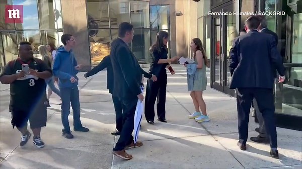 Jennifer Garner greets fans ahead of the Innovation Festival