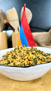 Voici une idée simple et saine pour cuisiner les blettes avec cette recette que je tiens de ma grand mère Arménienne ! Idéal pour accompagner tous nos plats , ce boulgour aux blettes peut se préparer à l’avance et se conserve 24 heures au réfrigérateur. Ingrédients pour 4 personnes: 1 botte de blettes (une douzaine de branches) 100g de boulgour FIN 2 c à s de concentré de tomates 4 c à s d’huile de colza ( ou d’olive) sel piment paillettes Préparation: 1/ Dans un saladier évasé, verser le boulgo