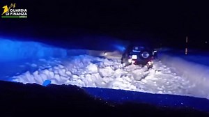 Bufera sull'Etna: auto coperte da neve, soccorse cinque persone