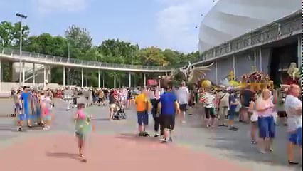 Virágkocsi korzó és oldtimer show a Nagyerdei Stadionnál. | Dehir.hu
