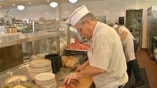 Chicago's Manny's Deli shares noodle kugel recipe on Cooking up a Storm