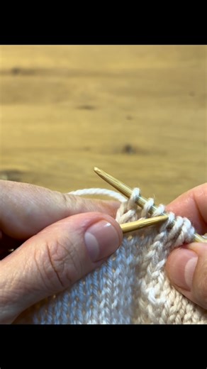 After I shared the C6B cable twist a few weeks ago, Barbara suggested that I post the C6F as well.�As always, I prefer to work it without a cable needle—but if you’re more comfortable using one, by all means, go for it! If you decide to try it without a cable needle and you’re not very experienced, be sure to place a lifeline first. Happy New #Knitting Year 🧶 https://annaplexisinenglish.wordpress.com/rope-cables/ | Annaplexis