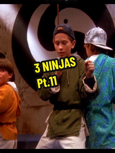 🎬 3 Ninjas (1995) Resumen: 3 Ninjas es una película familiar de acción y comedia que sigue a tres hermanos —Rocky, Colt y Tum Tum— quienes son entrenados en artes marciales por su abuelo, un antiguo ninja. Durante unas vacaciones, los niños se ven envueltos en una peligrosa aventura cuando unos criminales intentan secuestrarlos para usar a su abuelo como rehén. Gracias a su ingenio, trabajo en equipo y habilidades ninja, los hermanos logran enfrentarse a los villanos mientras aprenden important