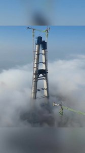 Impressive！🌉 The Bailizhou #YangtzeRiver Bridge under construction in Central China's #Hubei Province is a breathtaking sight as it emerges from the ethereal mist. The bridge, a marvel of engineering, blends seamlessly with nature, creating a dreamlike view. #GlimpseofChina | Xi's Moments