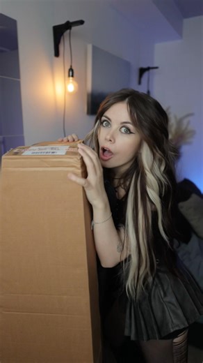 Thats NIKKI SIXX’s bass guitar?!? 😳 #unboxing #motleycrue #rock #bass #altgirl #guitargirl