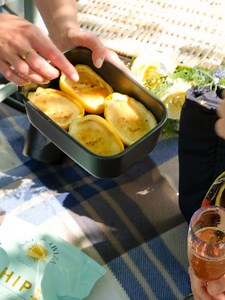 Lemon Posset Brûlée Rezept: Zitronen-Posset im Zitronenschalen-Servier