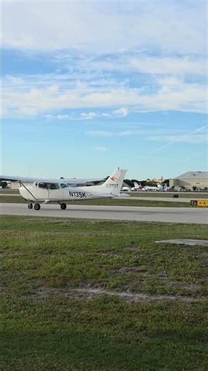 Cessna 172N Taxiing at KFXE Airport