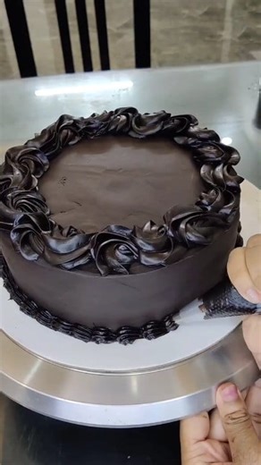 Chocolate mud cake decoration video!! #contentmonitezation #reelsviralシfb #foryouシpage #foryoupagereels #viralchallenge #baking #chocolatelover #cake #foodie #cakedesign | Baker's Treat
