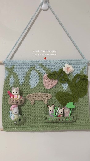 🍓 very cutesy crochet wall hanging for my calico critters to have endless tea parties 🍰🫖 #crochet #calicocritters #sylvanianfamilies #crochetinspo
